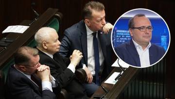 Trzech polityk&oacute;w siedzi w ławach poselskich, w prawym g&oacute;rnym rogu zdjęcie Mateusza Morawieckiego.