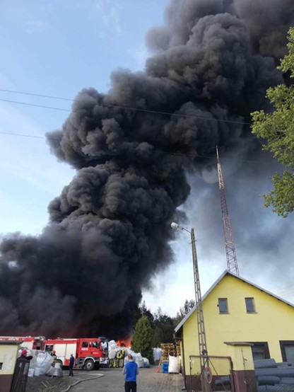 Pożar składowiska odpadów w Grabowie. "Ograniczyć wietrzenie domów"