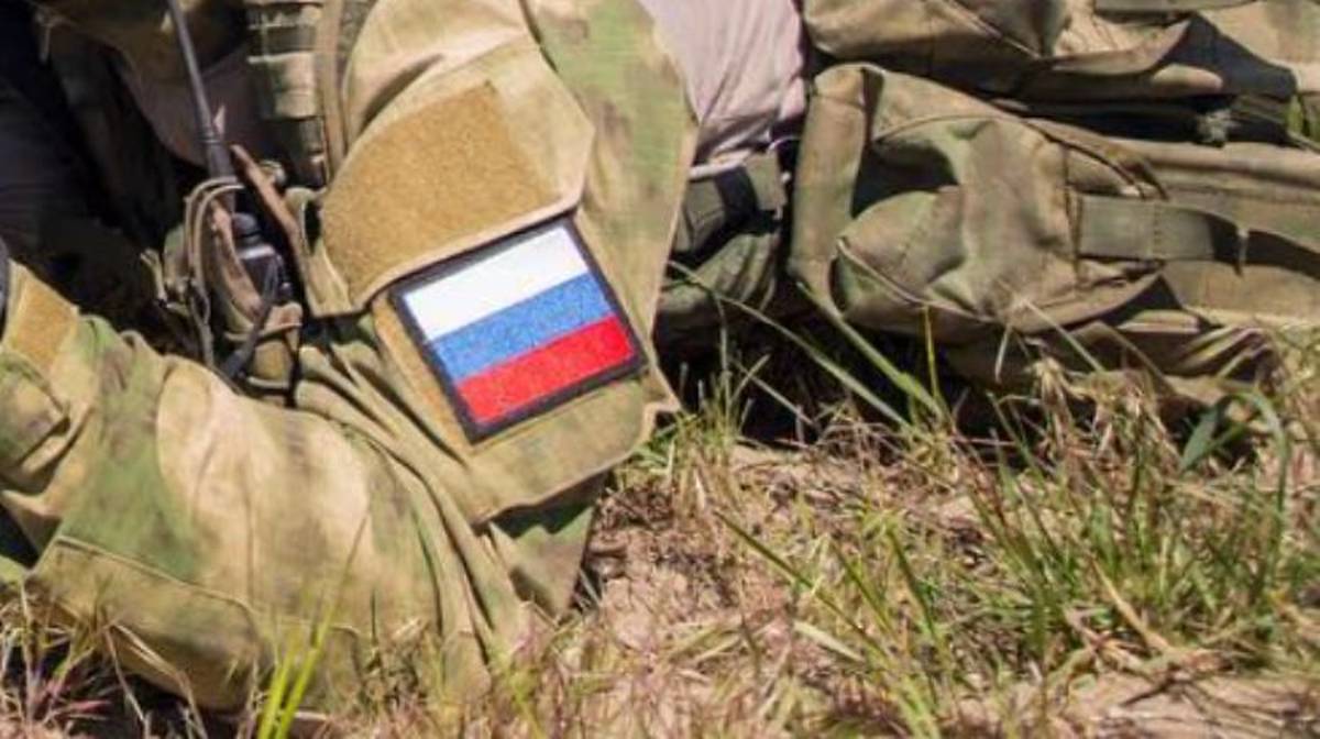 Fragment munduru rosyjskiego żołnierza z naszywką w barwach flagi Rosji.