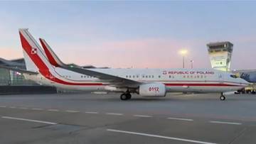 Samolot pasażerski z napisem "REPUBLIC OF POLAND" na kadłubie, zaparkowany na płycie lotniska.