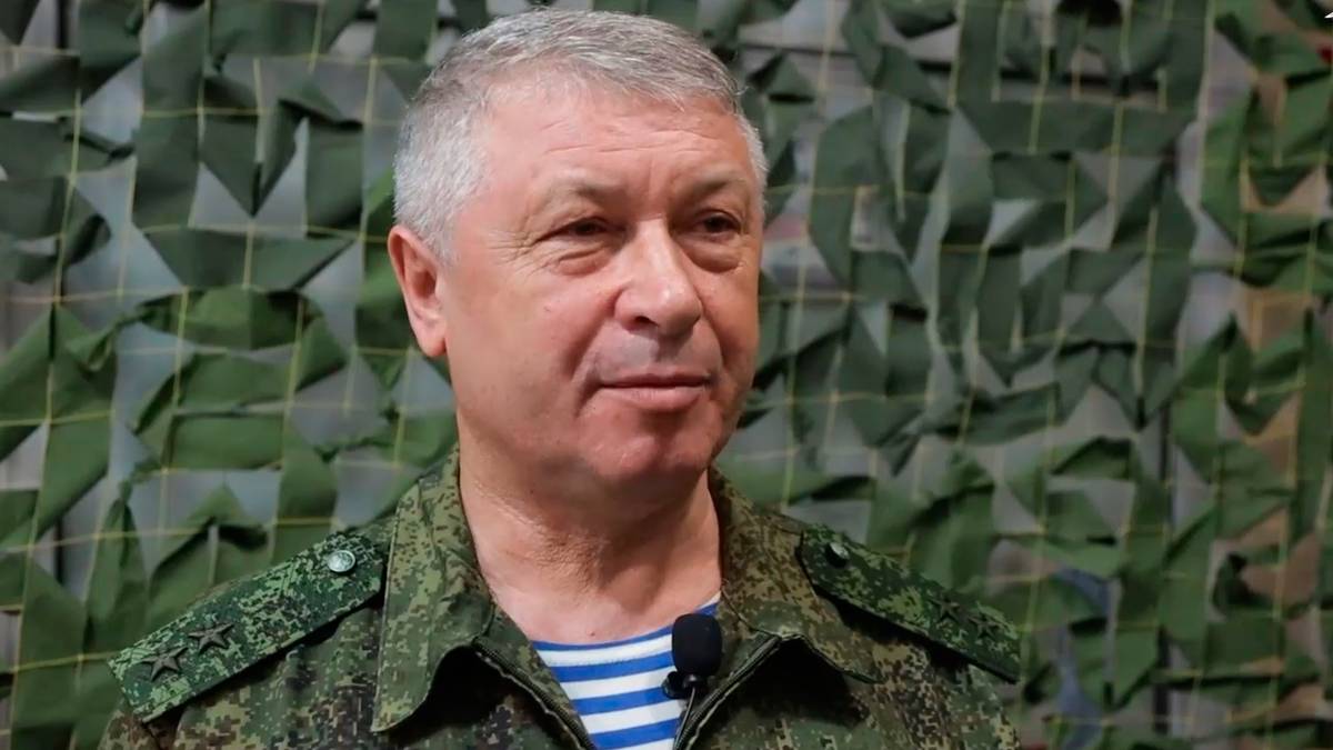 Portret mężczyzny w mundurze wojskowym z siwymi włosami.