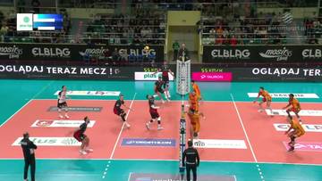 Drużyna siatkarska rozgrywająca piłkę na boisku podczas meczu.