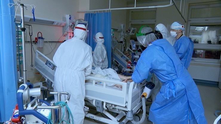 W Polsce z powodu COVID-19 zmarło 232 lekarzy i 188 pielęgniarek. Dane Ministerstwa Zdrowia