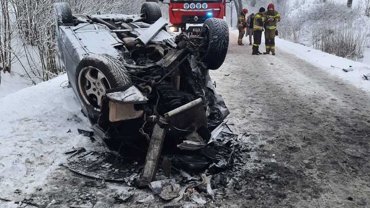 Warmińsko-mazurskie: Czołowe zderzenie aut. Jeden z samochodów dachował