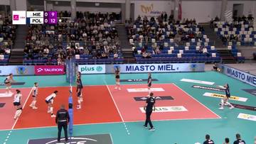 Boisko do siatkówki z zawodniczkami dwóch drużyn, MIE 0-9 i POL 0-12. Widownia na trybunach.