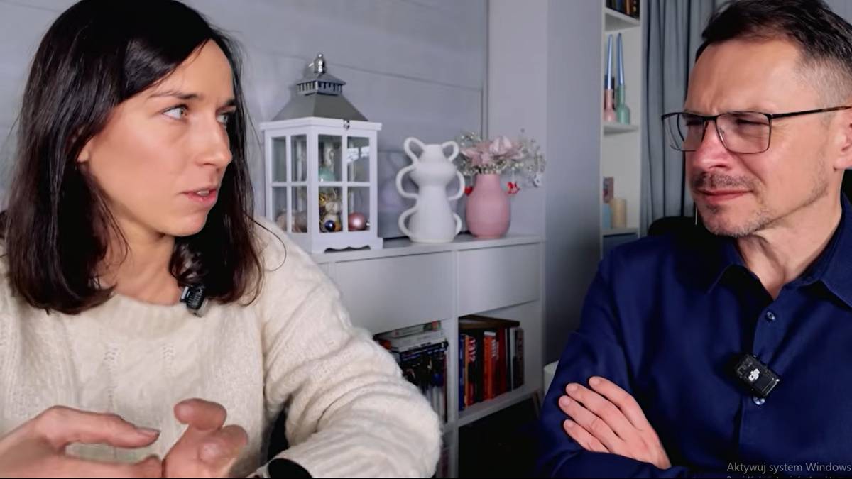 Zuzanna Witych rozmawia z Przemysławem Iwańczykiem podczas wywiadu.