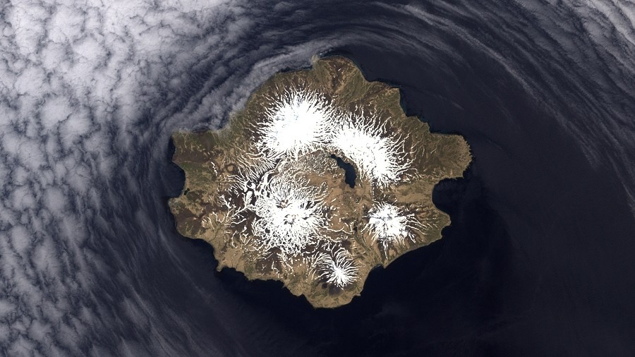 Zdjęcie satelitarne wulkanu Semisopochnoi na Alasce. Fot. NASA.