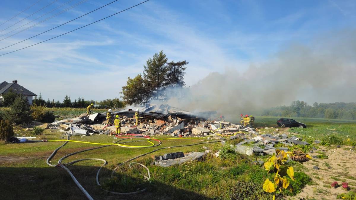 Akcja strażaków po wybuchu w miejscowości Miłków-Kolonia
