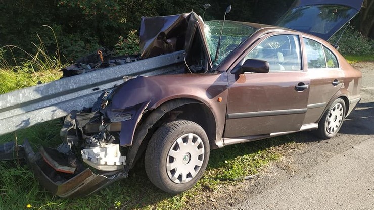 Wypadek na Śląsku. Auto wbiło się w barierę energochłonną