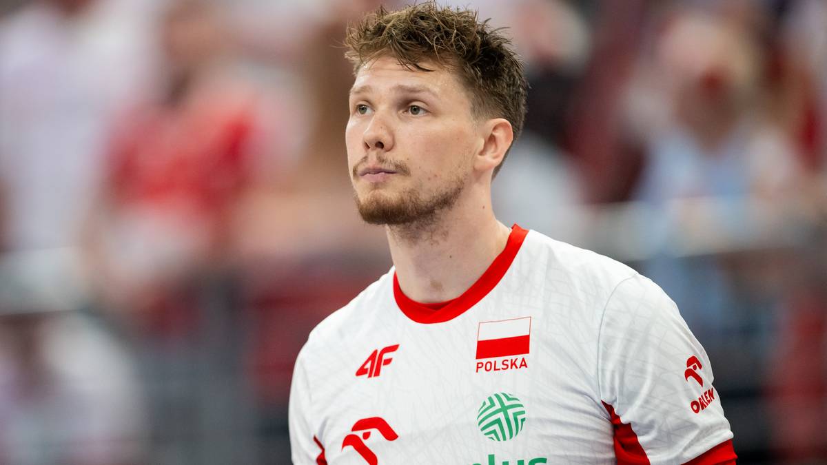 Portret Jakuba Kochanowskiego w koszulce reprezentacji Polski, z biało-czerwoną flagą i godłem.