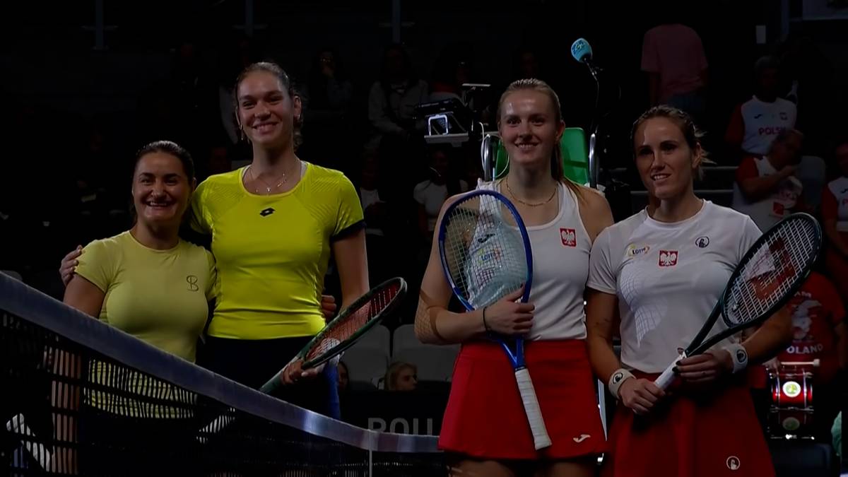 Cztery tenisistki pozują do zdjęcia, dwie w żółtych i dwie w białych strojach, trzymając rakiety tenisowe.