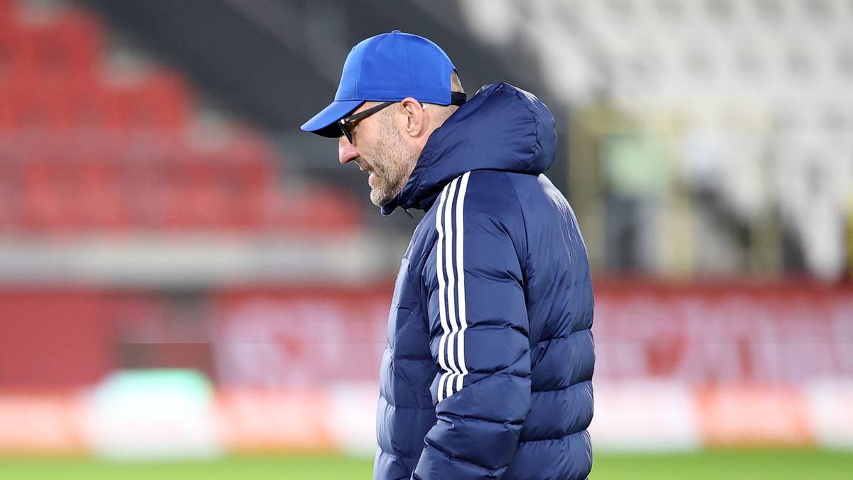 Marek Papszun, trener Rakowa Częstochowa, w niebieskiej czapce i granatowej kurtce sportowej.