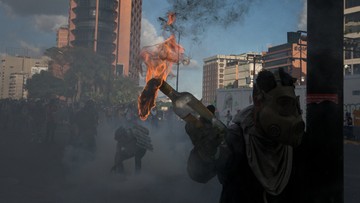 Koktajlami Mołotowa i kamieniami w policję. Zaostrzają się protesty w Wenezueli, rośnie liczba ofiar