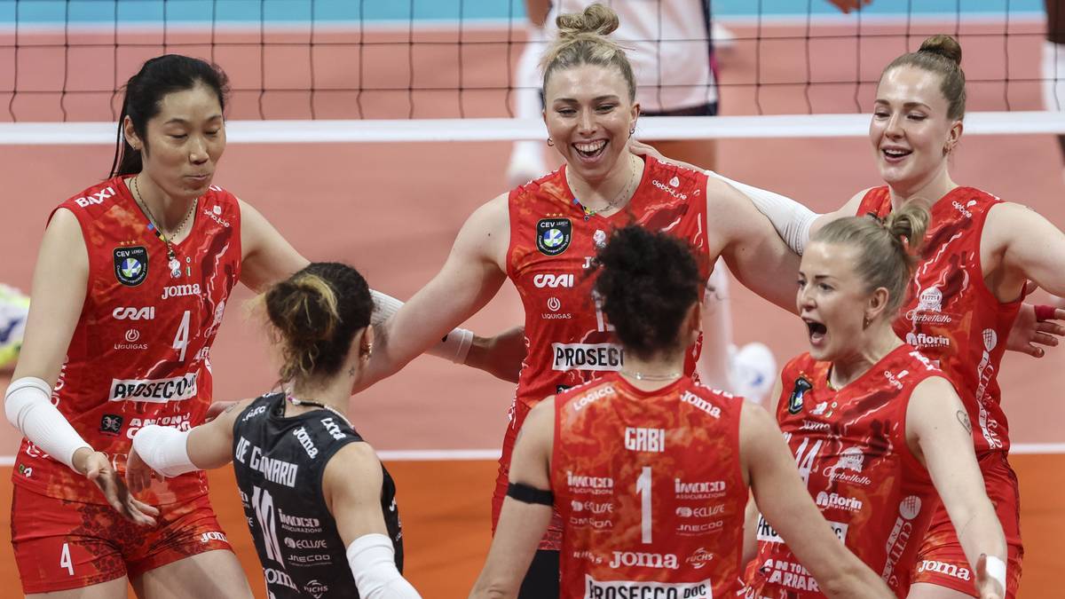 Siatkarki Imoco Volley w czerwonych strojach świętują zdobyty punkt.