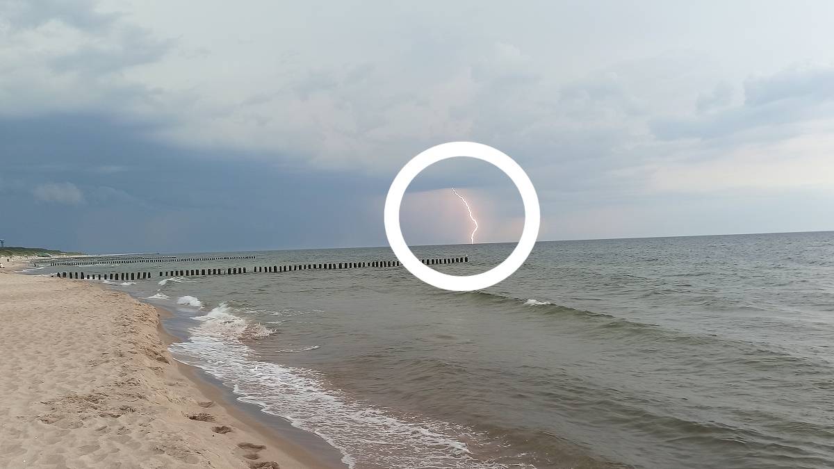 Piorun uderza w powierzchnię Bałtyku. Fot. Czytelniczka.