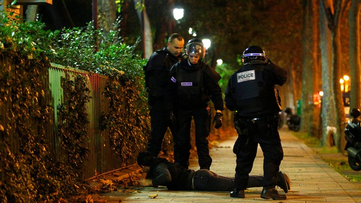 Szturm policji na salę koncertową Bataclan w Paryżu. Zabito trzech zamachowców. Zginęło około sto osób