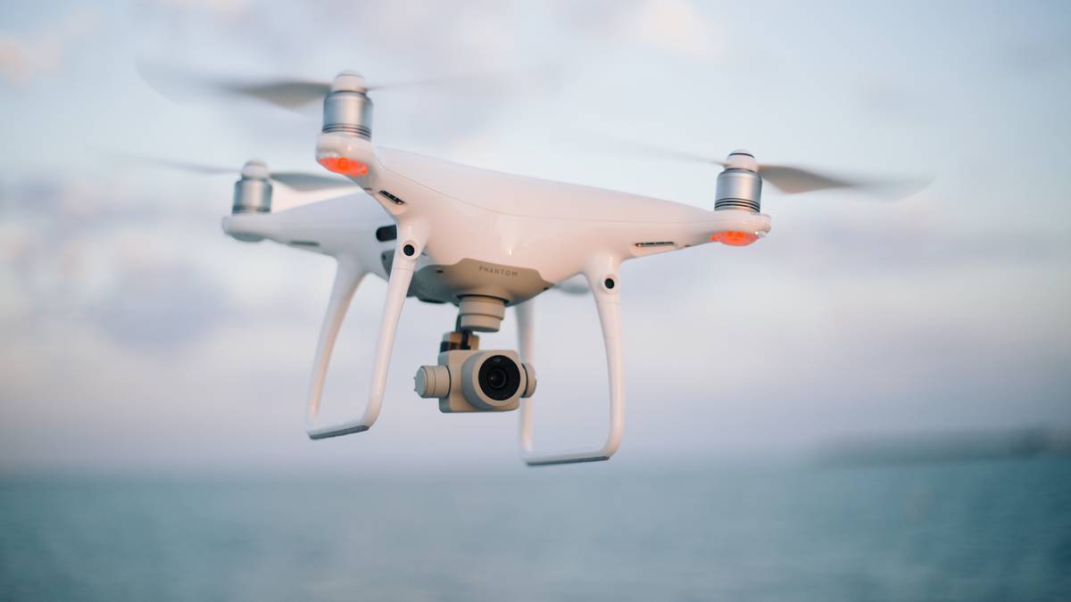 Dron na słupie energetycznym. Akcja służb w Komorowie Żuławskim