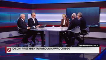 Pięć osób siedzi przy okrągłym stole w studiu telewizyjnym, z ekranem w tle. Na ekranie widoczny jest napis "100 DNI PREZYDENTA KAROLA NAWROCKIEGO".