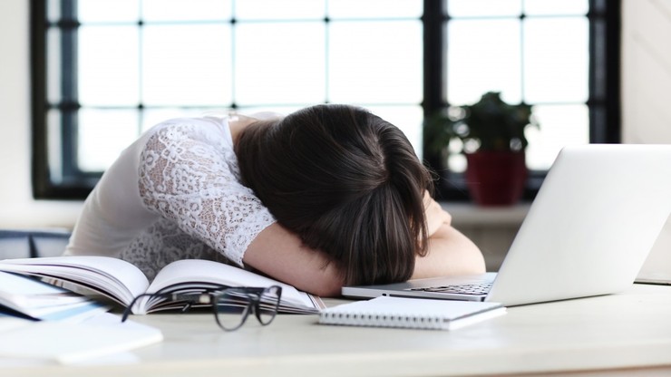 Naukowcy: niedobór snu daje o sobie znać nawet tydzień