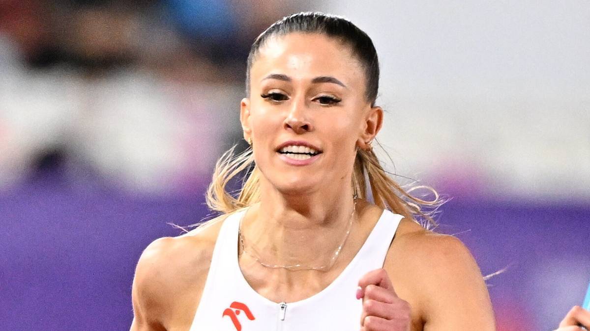 Natalia Bukowiecka, polska lekkoatletka w białej koszulce sportowej, biegnie na stadionie.