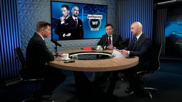 Trzech mężczyzn w garniturach siedzi przy okrągłym stole w studiu telewizyjnym. Na ekranie za nimi widnieje napis "Polityczny WF" oraz zdjęcia dw&oacute;ch polityk&oacute;w.