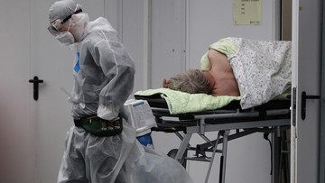 Przylecieli do Rosji z COVID-19. Władze sprawdzą, czy to Omikron