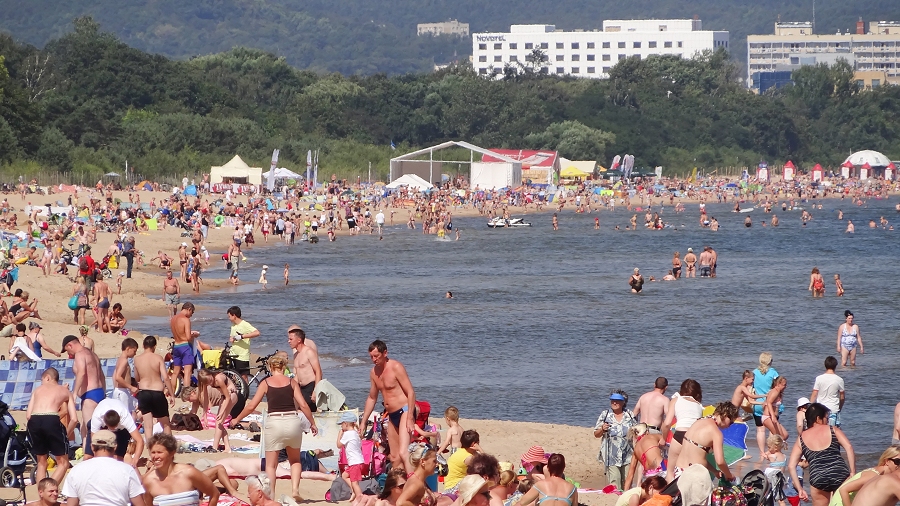 13.06.2019 08:00 Na bałtyckich plażach pogoda szaleje. W jednej części wybrzeża chłodno, a w drugiej upalnie