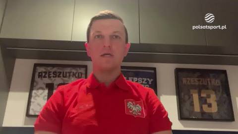 Jarosław Rzeszutko w czerwonej koszulce z orłem, m&oacute;wiący o sezonie hokejowym.