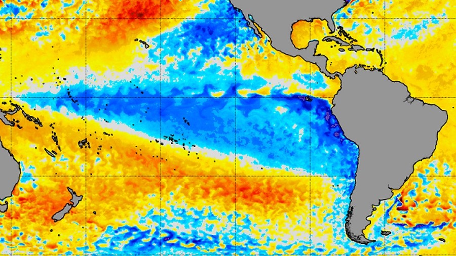 Anomalie temperatury wody w światowych oceanach na początku maja. Na niebiesko strefa występowania La Niña. Fot. NOAA.