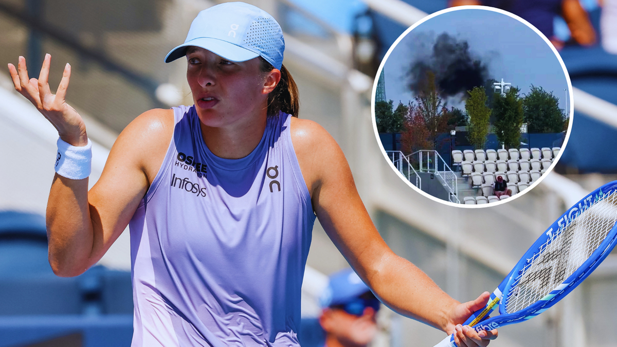Fotografia przedstawia tenisistkę Igę Świątek w centrum kadru, po jej prawej stronie znajduje się małe zdjęcie przedstawiające dym unoszący się nad trybunami kortu tenisowego.