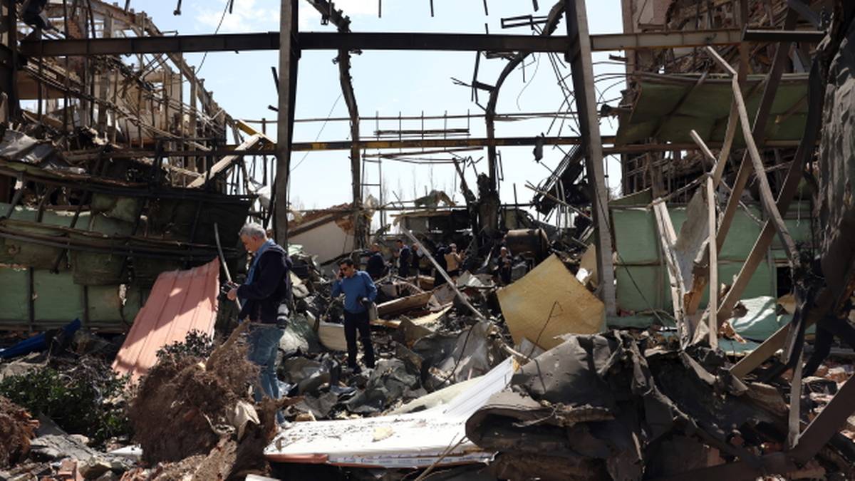 Widok na zniszczoną budowlę, z widocznymi elementami konstrukcyjnymi i gruzami.