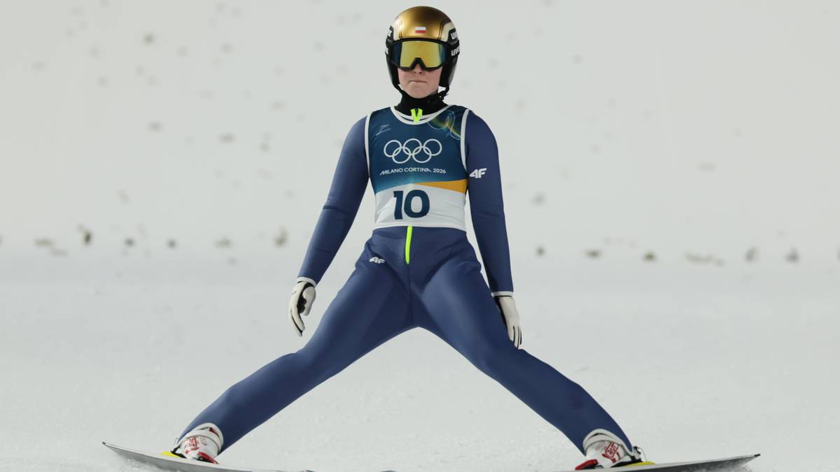 Pola Bełtowska w stroju narciarskim na nartach skokowych.