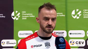 Portret Jakuba Buckiego z mikrofonem Polsat Sport, na tle zielonych baner&oacute;w CEV Champions League Volley 2026.