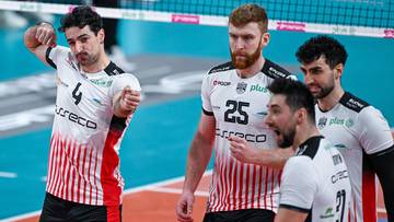 Czterech siatkarzy Asseco Resovii Rzesz&oacute;w w akcji podczas meczu.