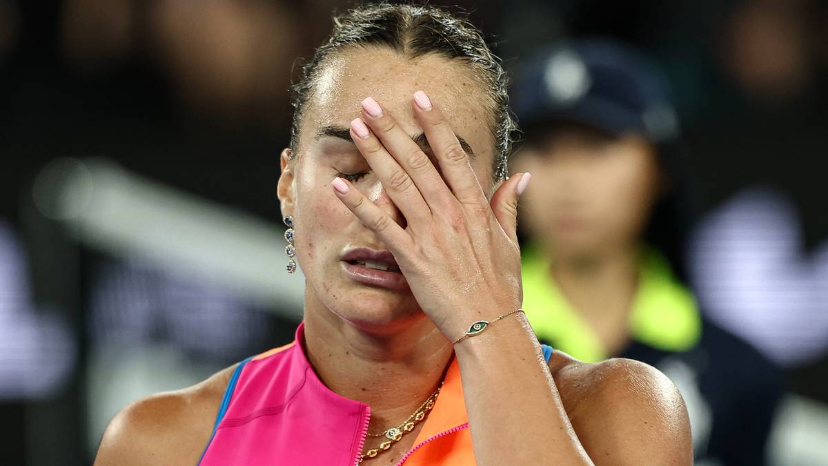 Tenisistka zasłania oczy dłonią, wyrażając zmęczenie lub frustrację.