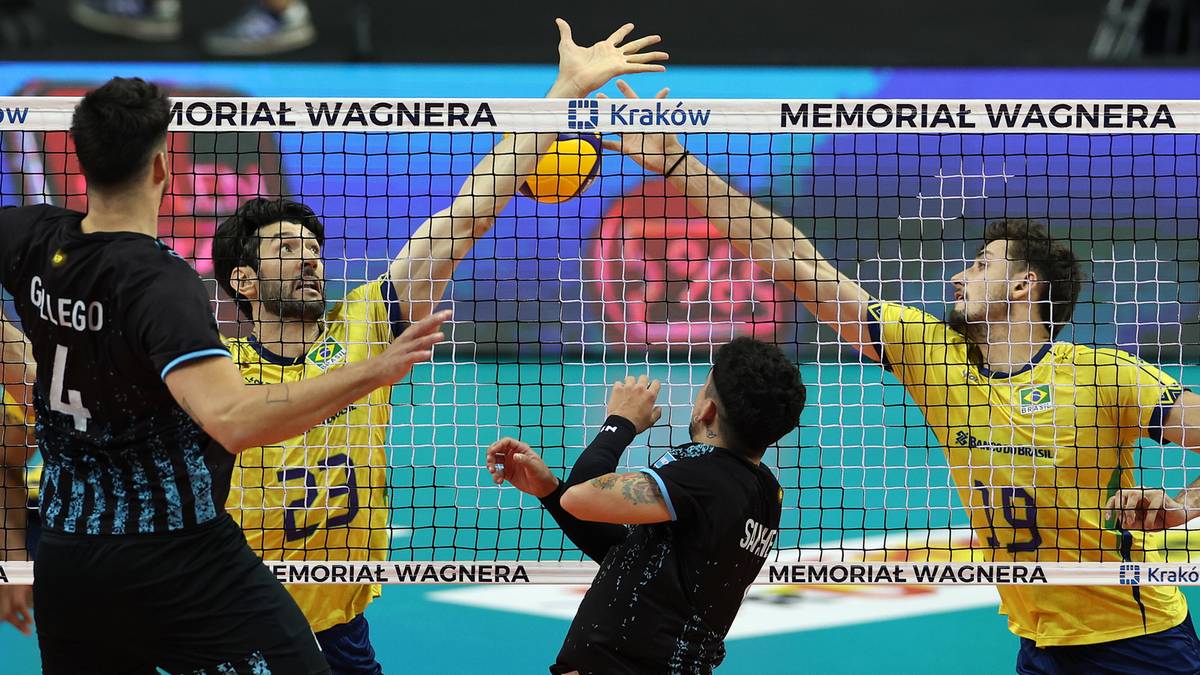 Siatkarze podczas bloku na siatce podczas meczu.