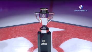 Trofeum Ligi Mistrz&oacute;w w hokeju na lodzie, stojące na czarnym postumencie na lodowisku.