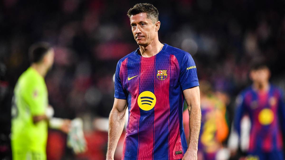 Piłkarz Robert Lewandowski w koszulce FC Barcelony.
