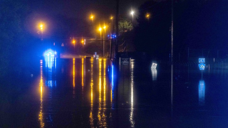 USA. Gwałtowne ulewy i powodzie w Alabamie. Woda zalała drogi, ludzie uwięzieni w samochodach