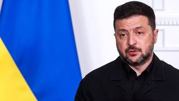 Portret Wołodymyra Zełenskiego, prezydenta Ukrainy, na tle flagi Ukrainy.