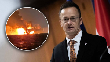 Peter Szijjarto, węgierski minister spraw zagranicznych, przemawia podczas konferencji prasowej.