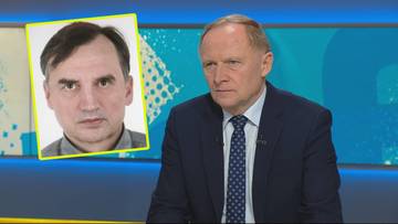 Zdjęcie przedstawia wiceministra MSWiA Czesława Mroczka siedzącego podczas wywiadu, obok wklejony portret Zbigniewa Ziobry.