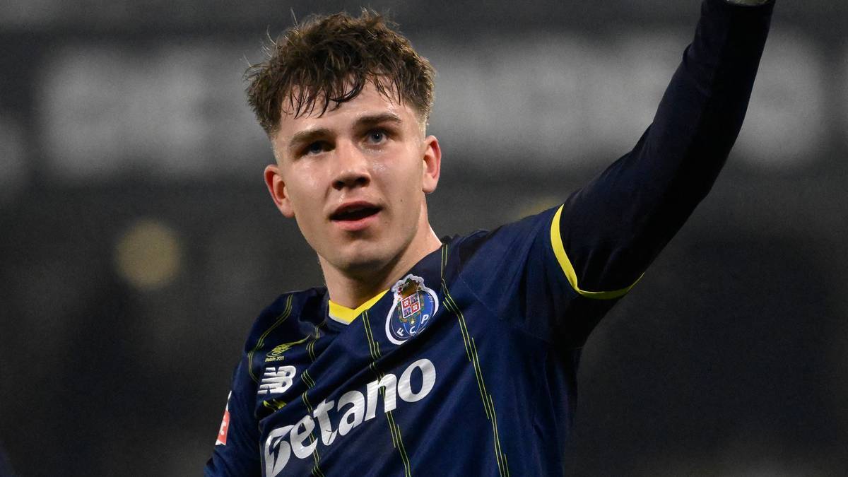 Młody piłkarz w koszulce FC Porto pozdrawia kibic&oacute;w