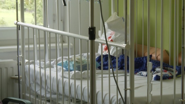 Zakaz przebywania rodziców z dziećmi w szpitalu. Interweniował rzecznik praw dziecka