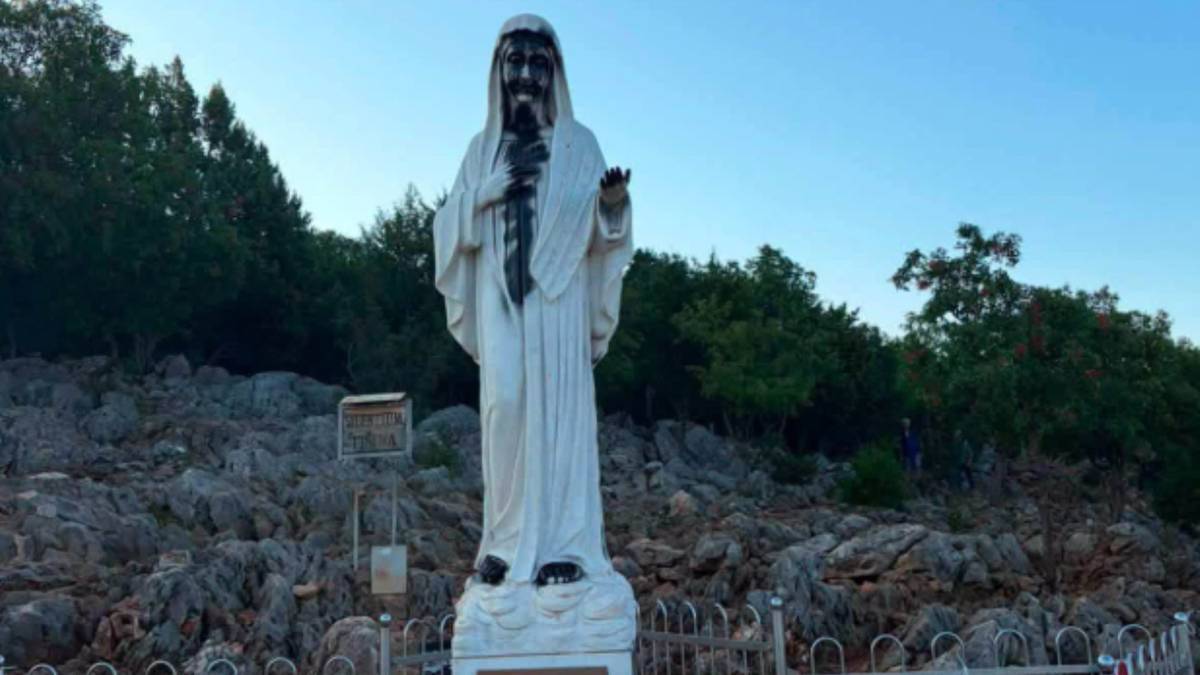 Profanacja posągu Matki Bożej w Medjugorje. Na figurze pojawił się napis po polsku