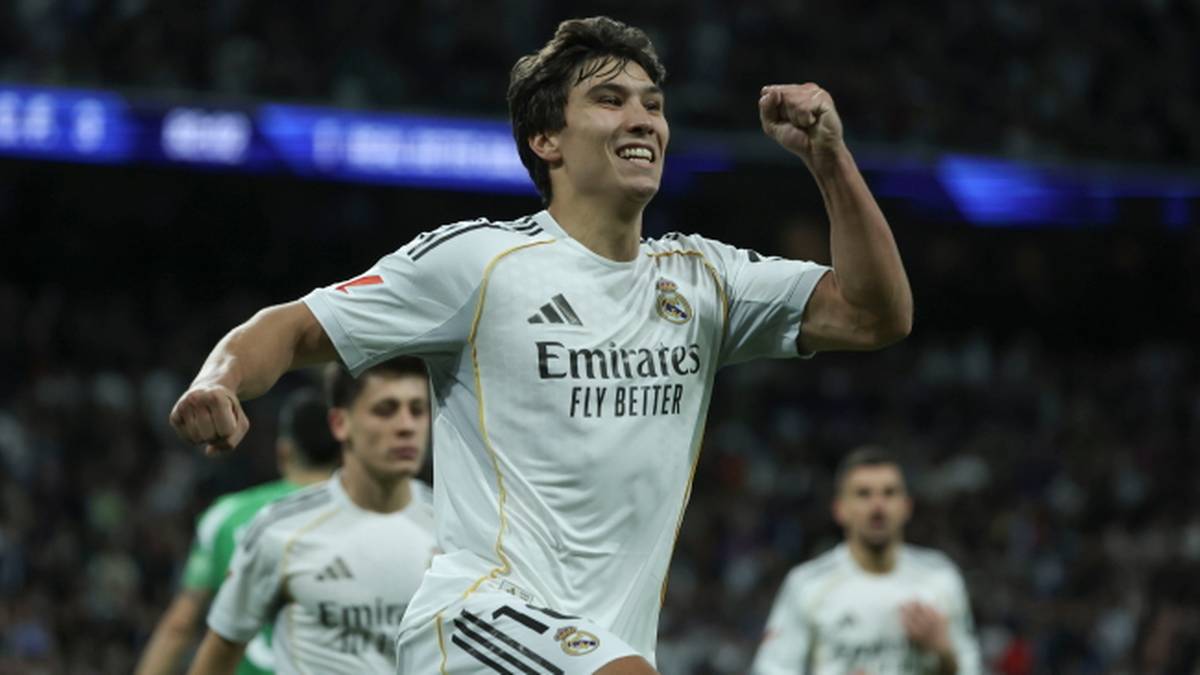 Piłkarz Realu Madryt świętujący bramkę, z radością na twarzy i podniesioną pięścią.