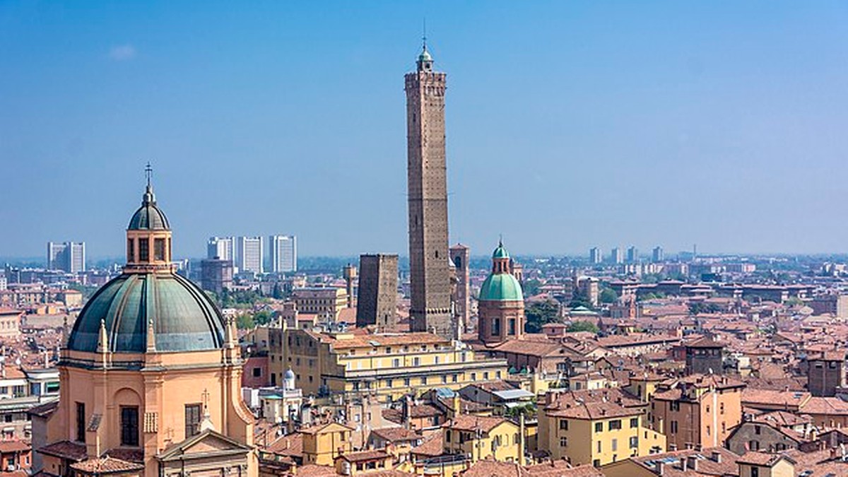 Włochy. Krzywa wieża w Bolonii grozi zawaleniem. Remont pochłonie miliony euro