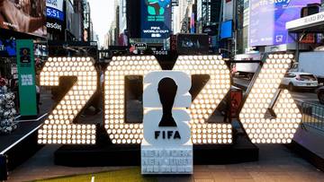 Podświetlone cyfry 2026 i logo FIFA na Times Square w Nowym Jorku, symbolizujące Mistrzostwa Świata w Piłce Nożnej.