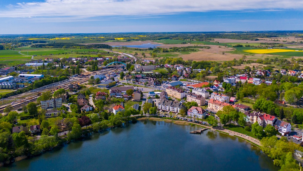 Choszczno: zielony krajobraz z jeziorem w centrum miasta
