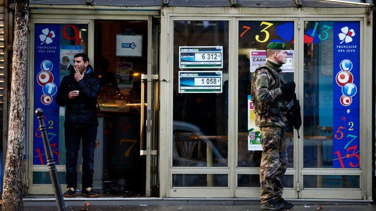 Próba zamachu na posterunek policji w Paryżu. Napastnik nie żyje